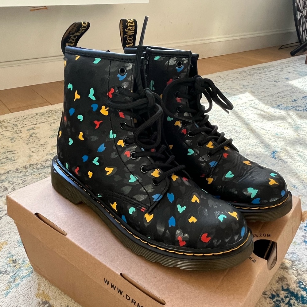 Dr. Martens JUNIOR 1460 HYDRO LEATHER LACE UP BOOTS New in Box